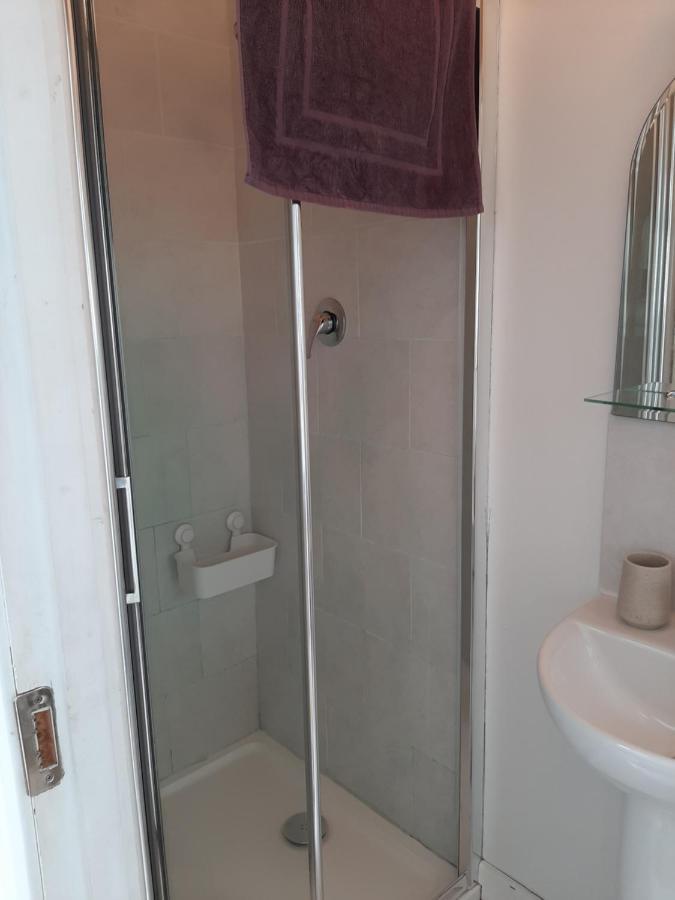 The Lodge Guesthouse Brittas ภายนอก รูปภาพ