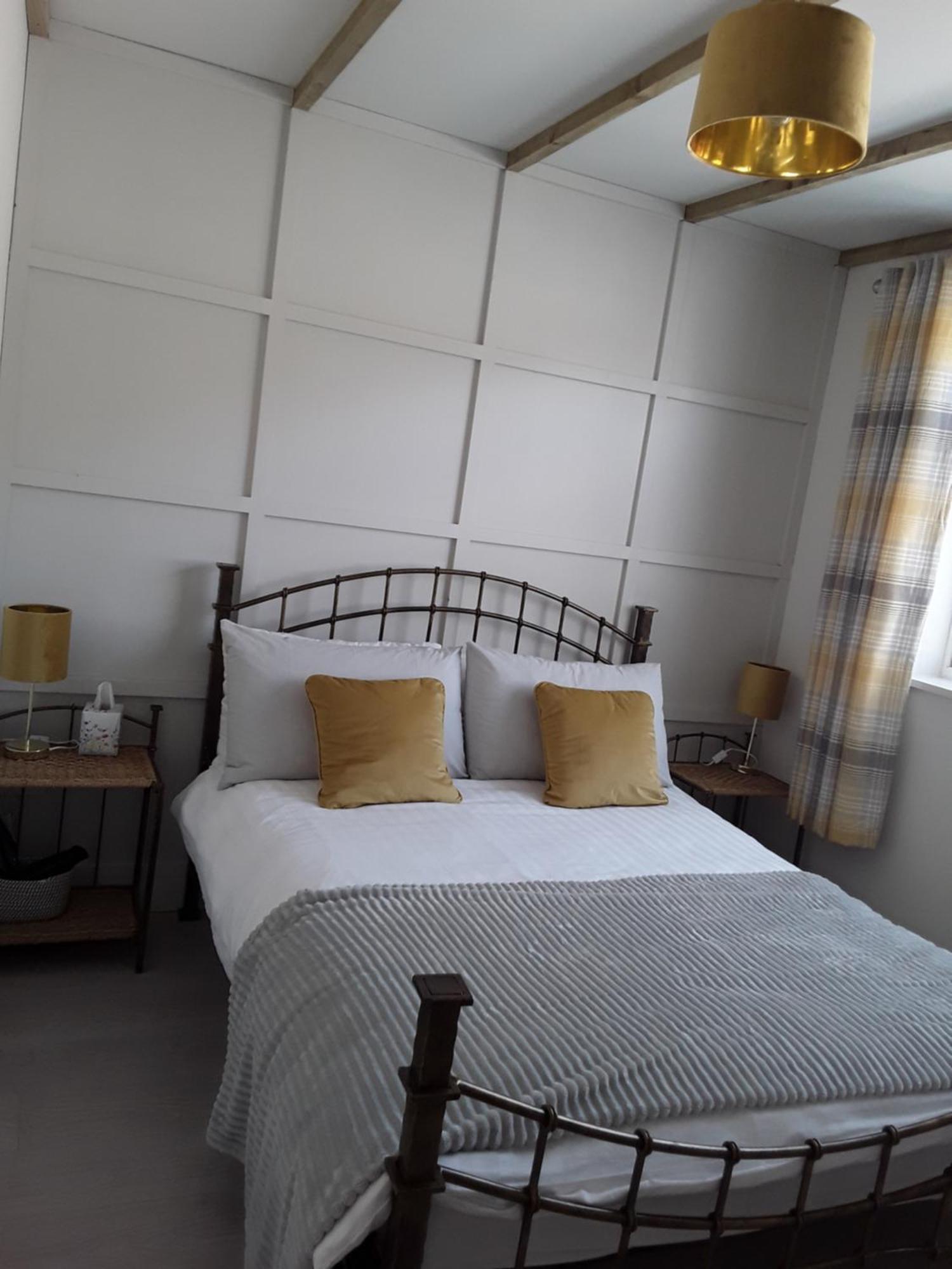 The Lodge Guesthouse Brittas ภายนอก รูปภาพ