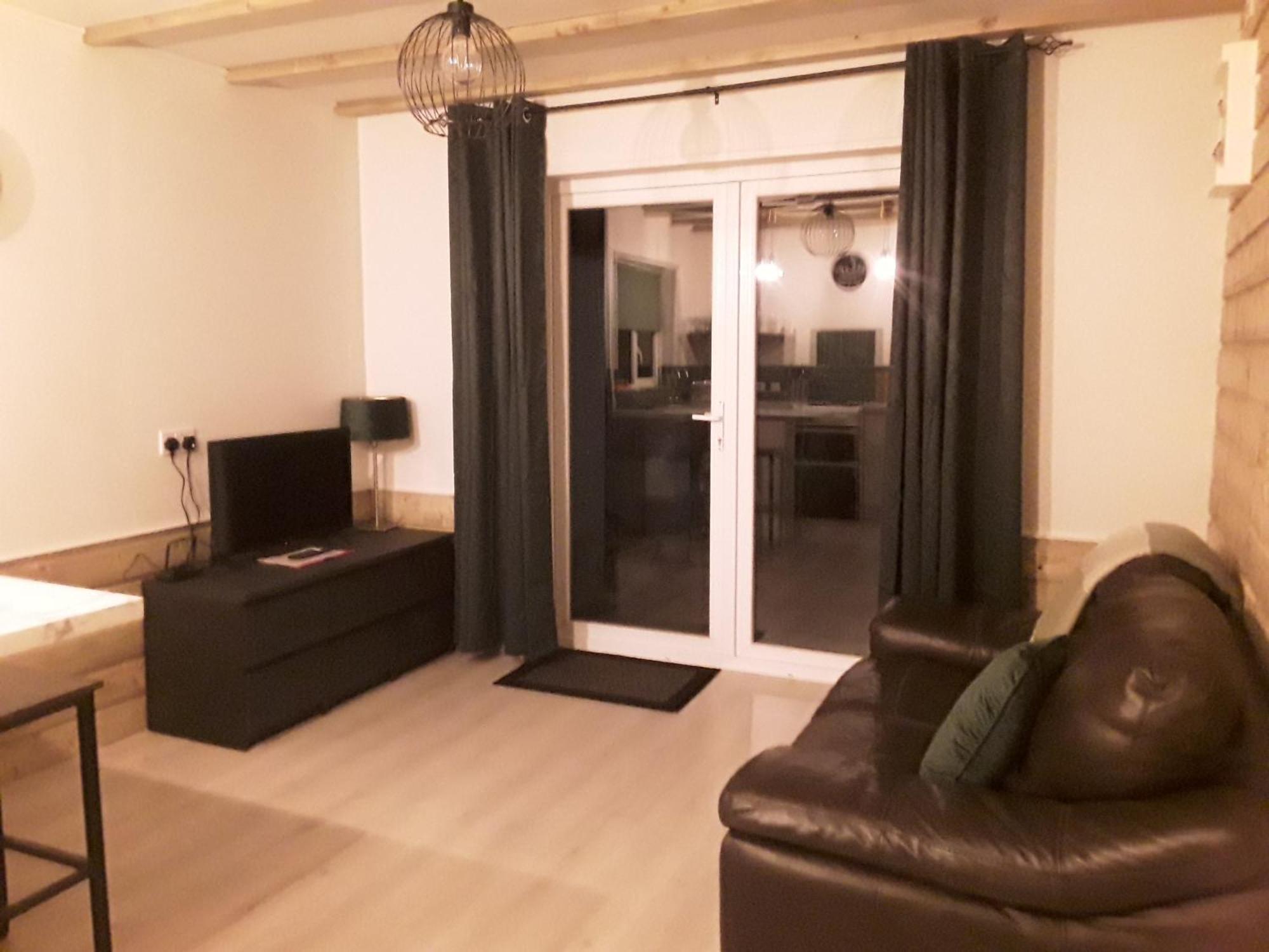 The Lodge Guesthouse Brittas ภายนอก รูปภาพ