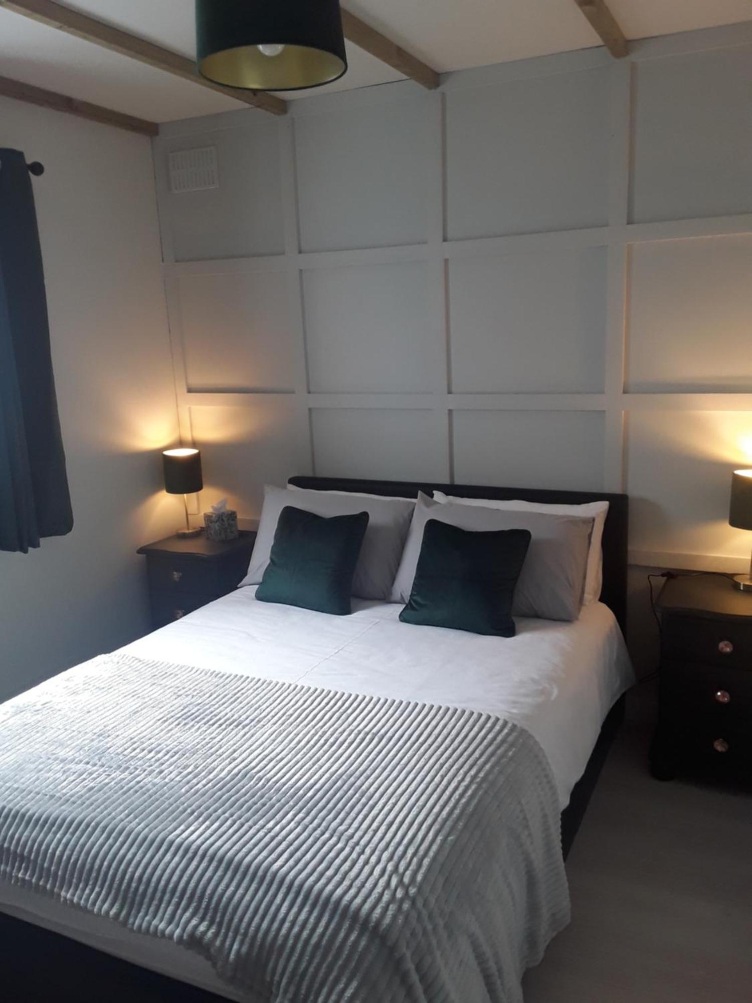The Lodge Guesthouse Brittas ภายนอก รูปภาพ