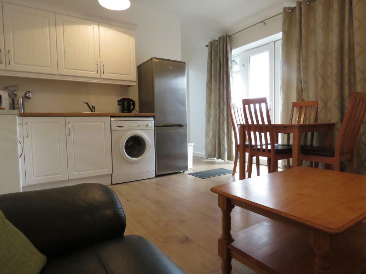 The Lodge Guesthouse Brittas ภายนอก รูปภาพ