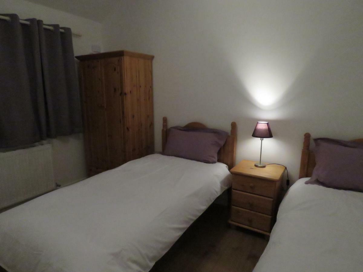 The Lodge Guesthouse Brittas ภายนอก รูปภาพ