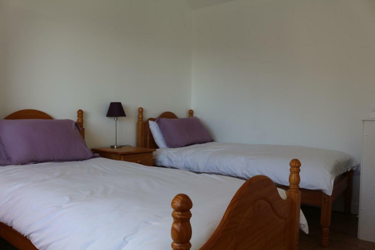 The Lodge Guesthouse Brittas ภายนอก รูปภาพ