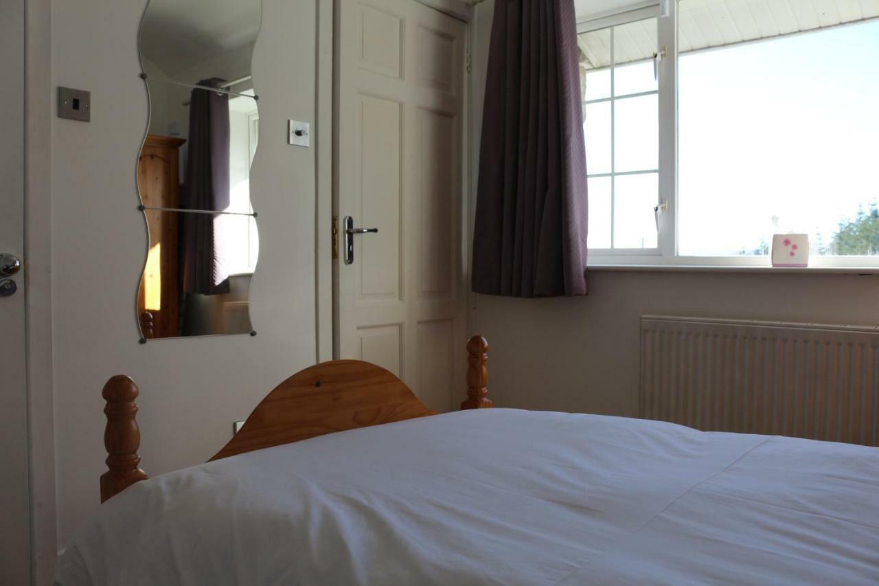 The Lodge Guesthouse Brittas ภายนอก รูปภาพ