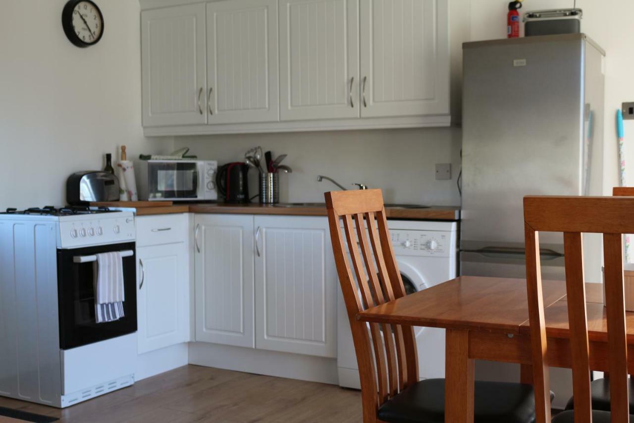 The Lodge Guesthouse Brittas ภายนอก รูปภาพ