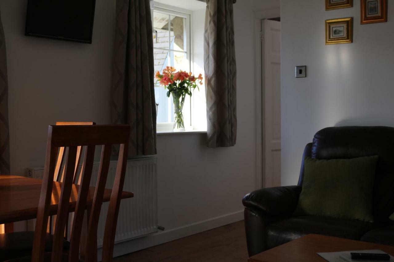 The Lodge Guesthouse Brittas ภายนอก รูปภาพ