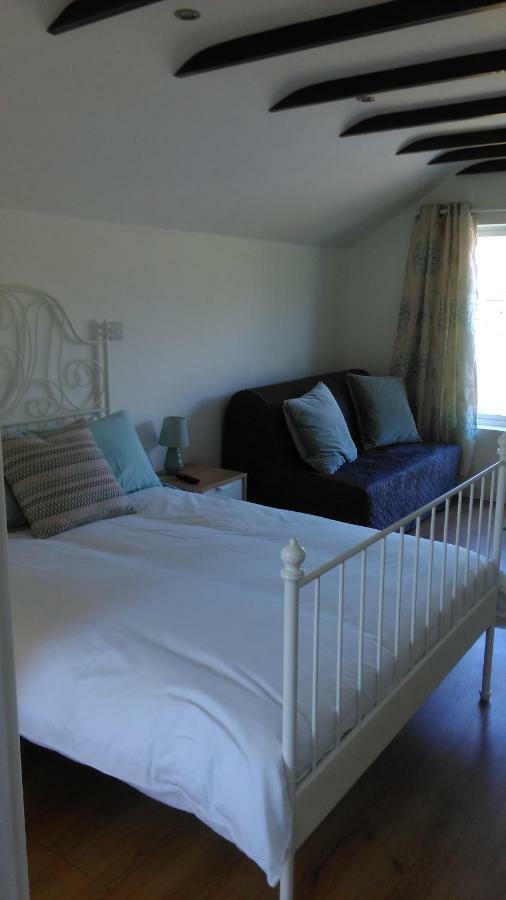 The Lodge Guesthouse Brittas ภายนอก รูปภาพ