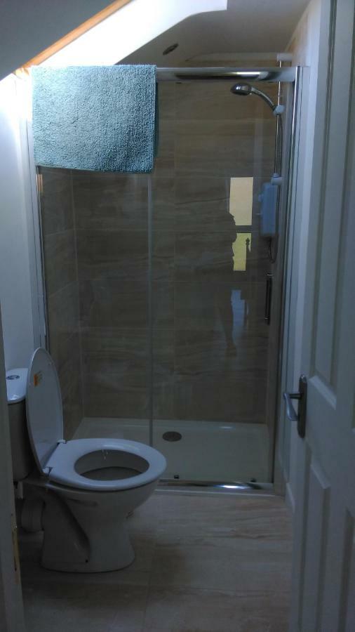 The Lodge Guesthouse Brittas ภายนอก รูปภาพ