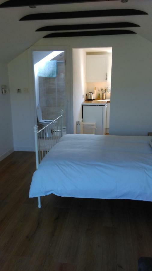 The Lodge Guesthouse Brittas ภายนอก รูปภาพ