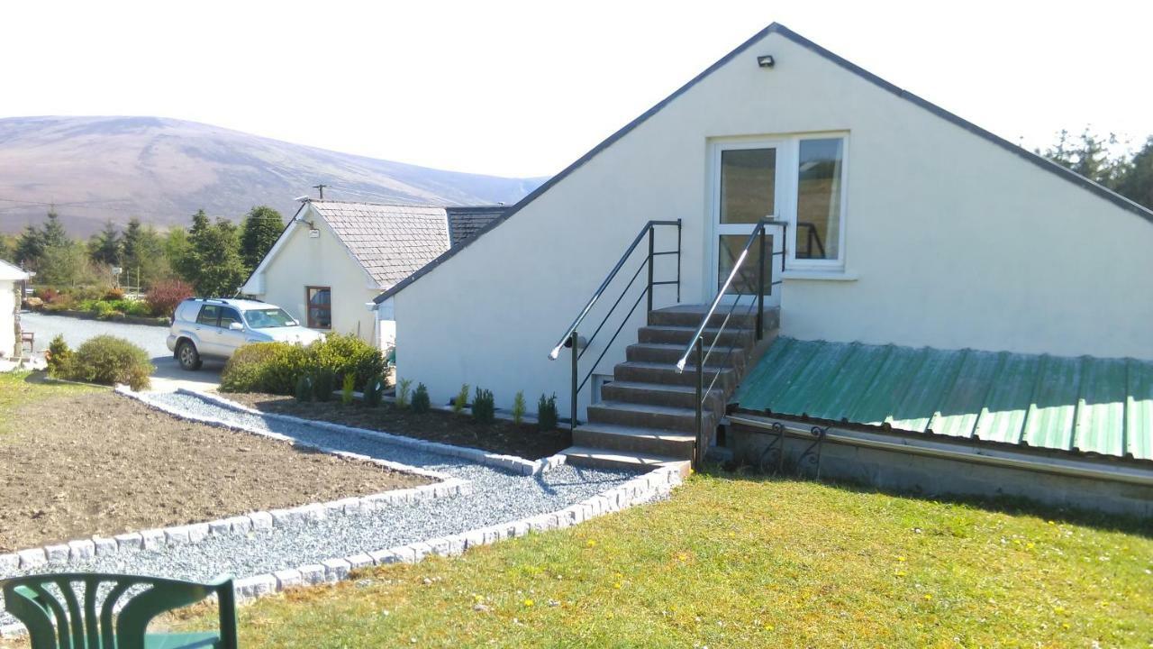 The Lodge Guesthouse Brittas ภายนอก รูปภาพ